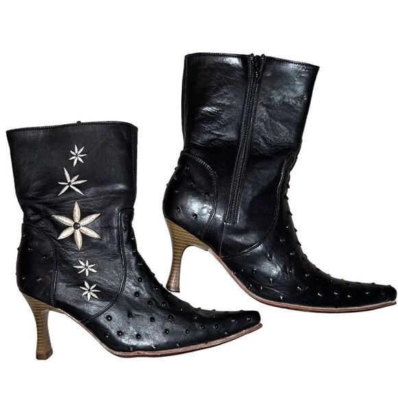 El Canelo lady’s black booties with cream flowers on side. - Picture 2 of 11